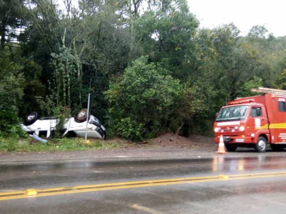 Uma pessoa fica ferida após capotar veículo na ERS-324 entre Passo Fundo/Marau - foto 3