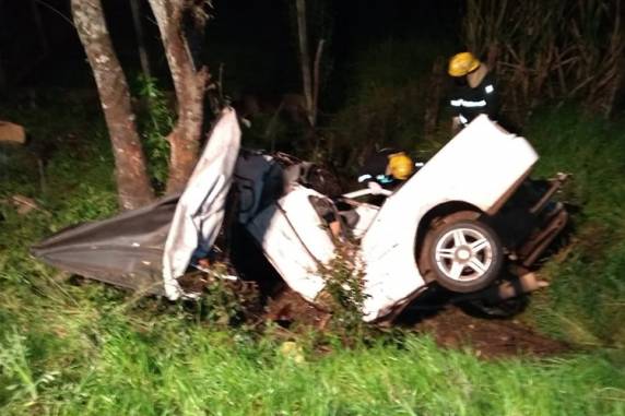 Acidente aconteceu na noite desta terça-feira, 8, no quilômetro 2 da rodovia