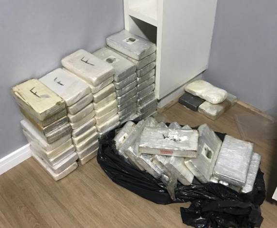 Foram apreendidos 71 quilos de cocaína, seis veículos e dinheiro em reais e dólares durante mandados de busca e apreensão de operação em Florianópolis, São José, Palhoça e Santo Amaro da Imperatriz