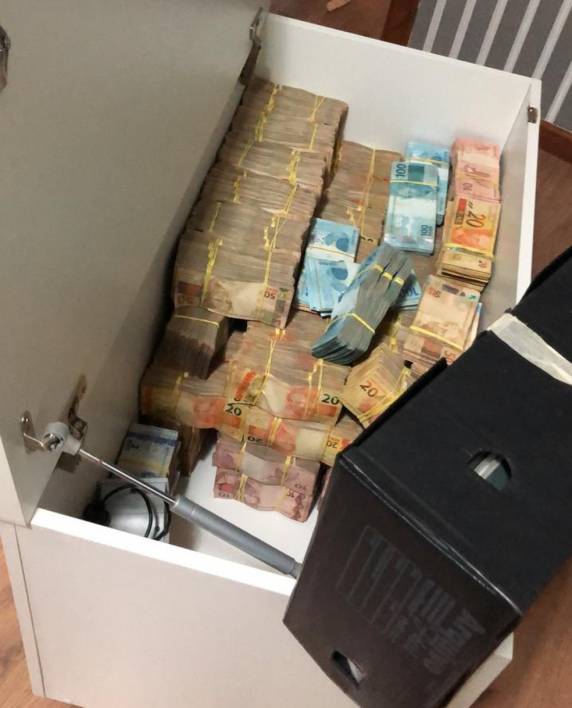 Foram apreendidos 71 quilos de cocaína, seis veículos e dinheiro em reais e dólares durante mandados de busca e apreensão de operação em Florianópolis, São José, Palhoça e Santo Amaro da Imperatriz