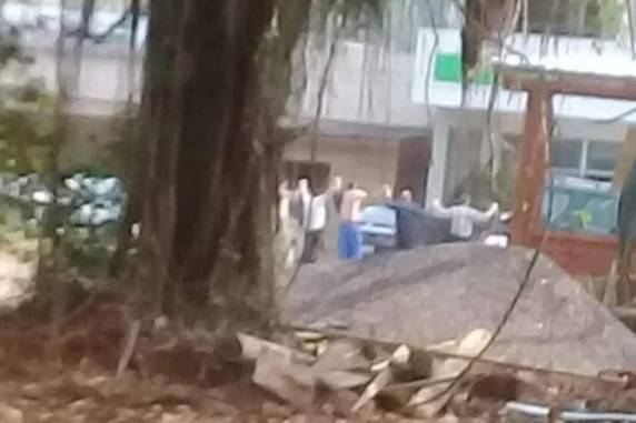 Agência bancária foi roubada por três pessoas que fizeram reféns