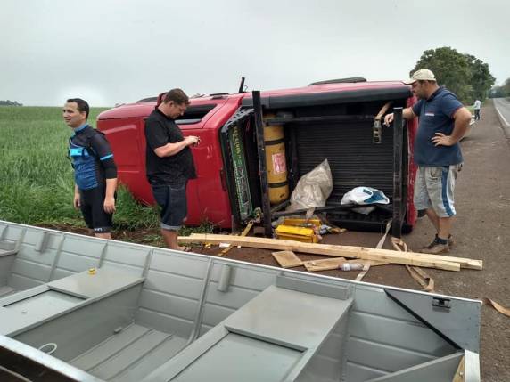 Tufão de vento teria provocado o tombamento de caminhonete na BR 386, em Seberi - foto 4
