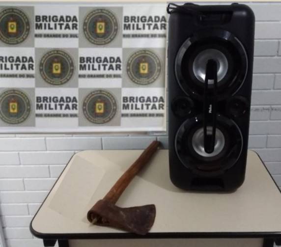Até mesmo um machado foi usado para agredir os Policiais Militares