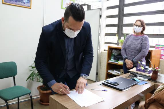 Secretaria Municipal de Saúde de Três de Maio repassa ventiladores artificiais eletrônicos para HSVP - foto 2