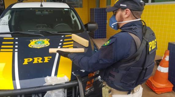 Operação conjunta foi entre a Polícia Civil, PRF e BM. Três quilos de maconha foram apreendidos. Ônibus tinha como destino a cidade de São Luiz Gonzaga