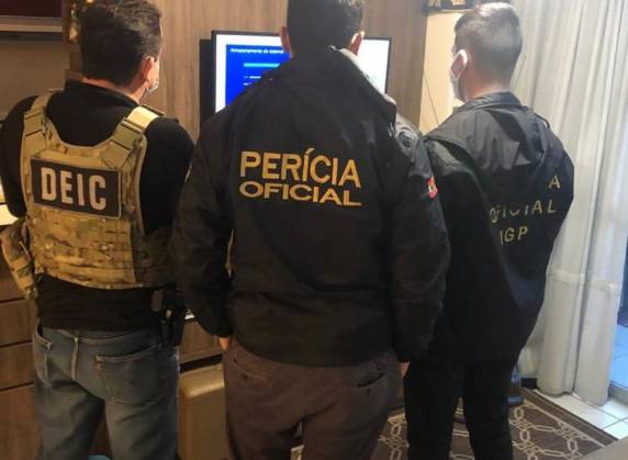 Mais de 100 policiais participaram de operação contra crime organizado na Grande Florianópolis. Em outra operação, quatro suspeitos foram presos em flagrante por armazenar conteúdos de pornografia infantil