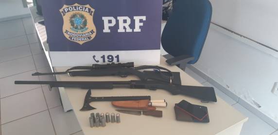 Estavam com duas armas de fogo, sendo uma delas furtada