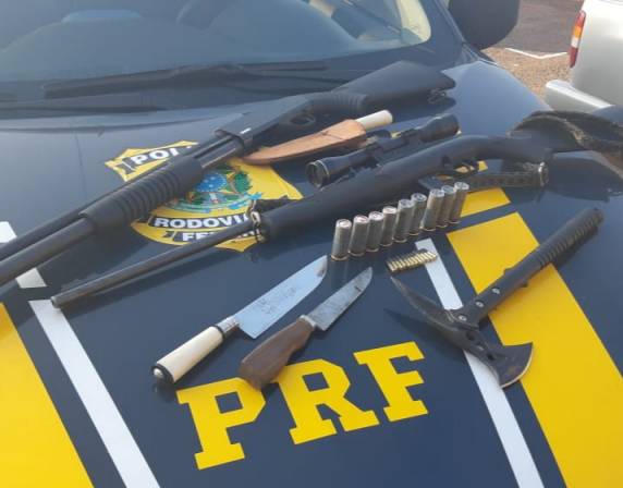 Estavam com duas armas de fogo, sendo uma delas furtada