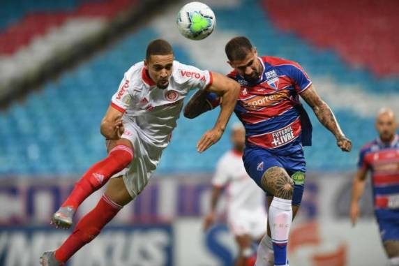 Para seguir no topo da competição, time de Coudet torce por tropeços de Atlético-MG e Vasco