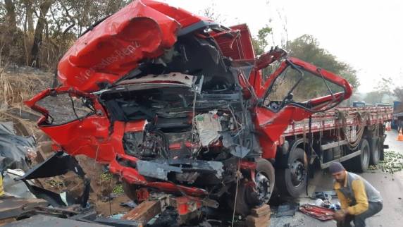 Acidente no amanhecer deste domingo deixa 12 mortos na BR 365 - foto 2