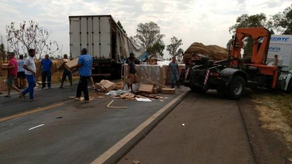 Acidente no amanhecer deste domingo deixa 12 mortos na BR 365 - foto 3