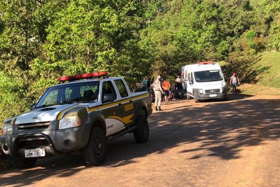 O motociclista, Alcides Garlet de 54 anos, ficou gravemente ferido com fratura exposta e foi socorrido mas não resistiu aos ferimentos