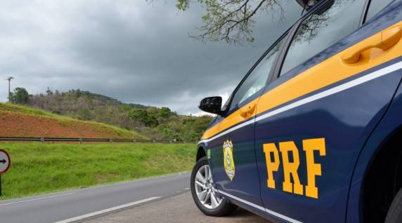 O mandado de prisão foi expedido em razão de violência doméstica, ameaças e descumprimento de medida protetiva