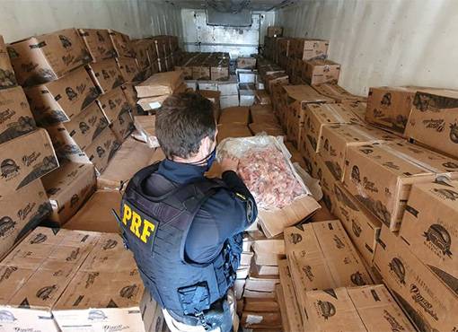 Mercadoria estava escondida em meio à carga de batatas. Crustáceos foram apreendidos e entregues à Vigilância Sanitária, que providenciará o descarte seguro