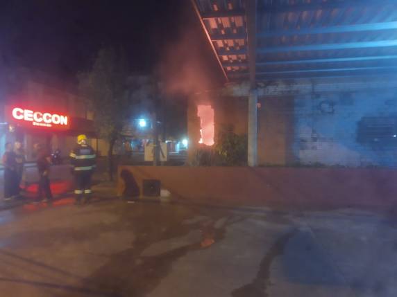 Bombeiros combatem incêndio no Centro de Três de Maio - foto 2