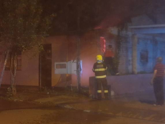 Bombeiros combatem incêndio no Centro de Três de Maio - foto 5