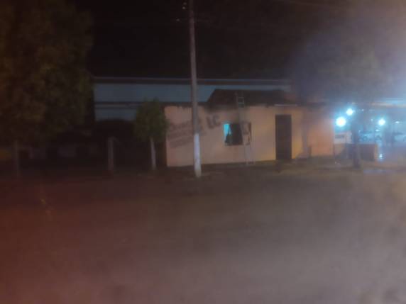 Bombeiros combatem incêndio no Centro de Três de Maio - foto 4