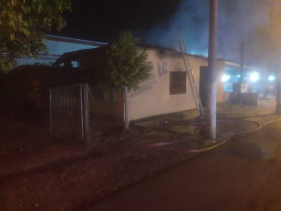 Bombeiros combatem incêndio no Centro de Três de Maio - foto 3
