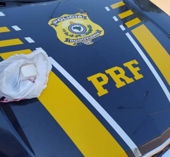 A droga estava escondida enrolada em uma toalha junto ao corpo da mulher