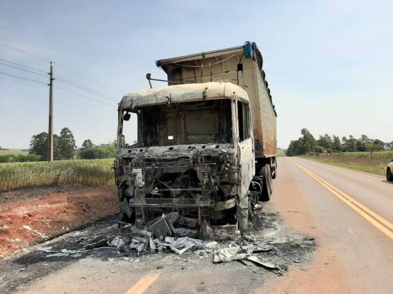 Incêndio destrói cabine de carreta na RS 168, em Bossoroca - foto 2