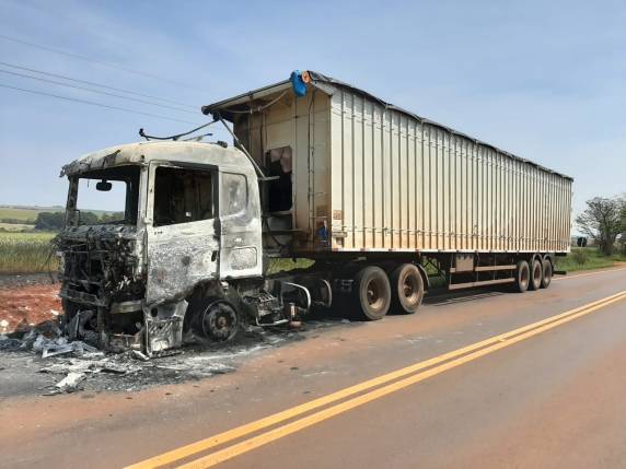 Incêndio destrói cabine de carreta na RS 168, em Bossoroca - foto 4