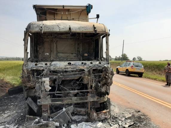 Incêndio destrói cabine de carreta na RS 168, em Bossoroca - foto 3