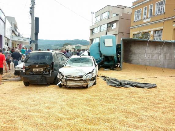 Caminhão carregado com milho perde o freio, atinge dez carros e tomba no centro de Jaguari - foto 2