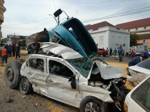 Segundo a polícia, motorista perdeu o controle do veículo após uma pane resultar numa falha de freios