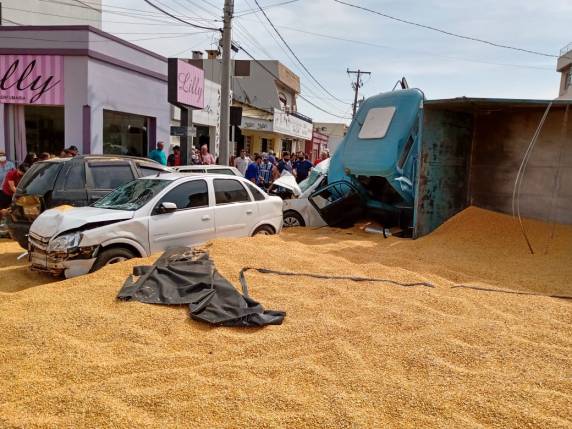 Caminhão carregado com milho perde o freio, atinge dez carros e tomba no centro de Jaguari - foto 3