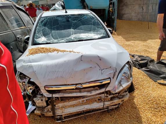 Caminhão carregado com milho perde o freio, atinge dez carros e tomba no centro de Jaguari - foto 4