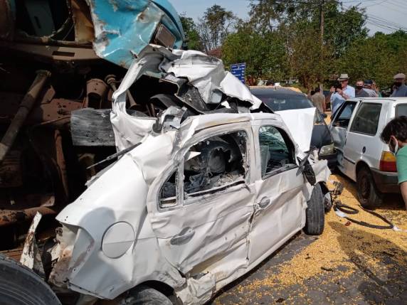 Caminhão carregado com milho perde o freio, atinge dez carros e tomba no centro de Jaguari - foto 6