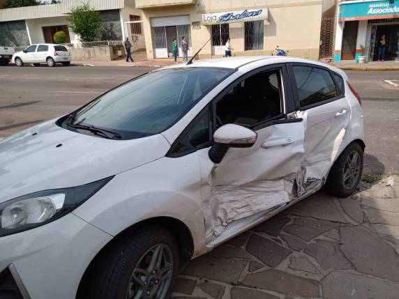 Caminhão carregado com milho perde o freio, atinge dez carros e tomba no centro de Jaguari - foto 5