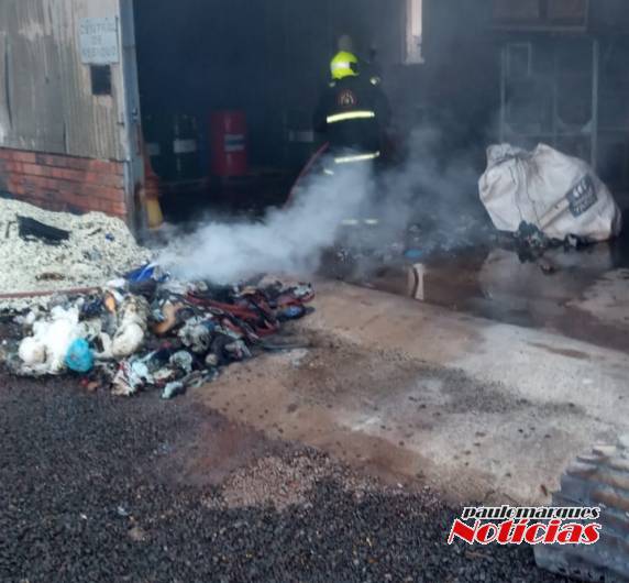 Bombeiros combatem incêndio na Área Industrial de Três de Maio - foto 3