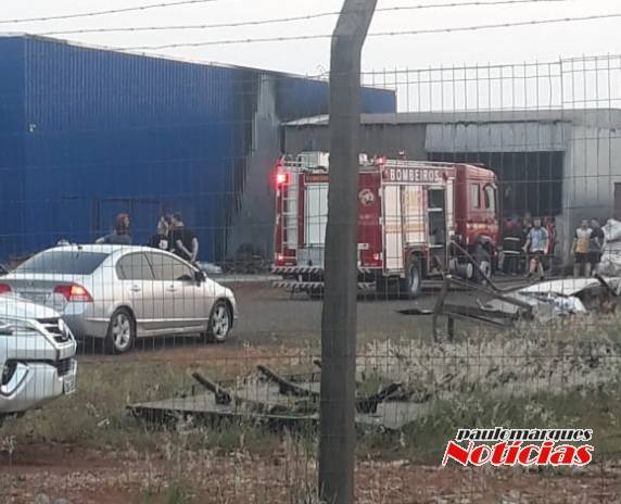 Bombeiros combatem incêndio na Área Industrial de Três de Maio - foto 2