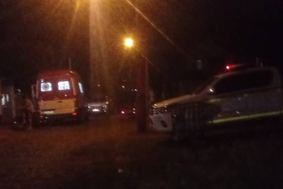 Crime aconteceu na noite deste sábado, 26, vitimando uma mulher, conforme informações preliminares
