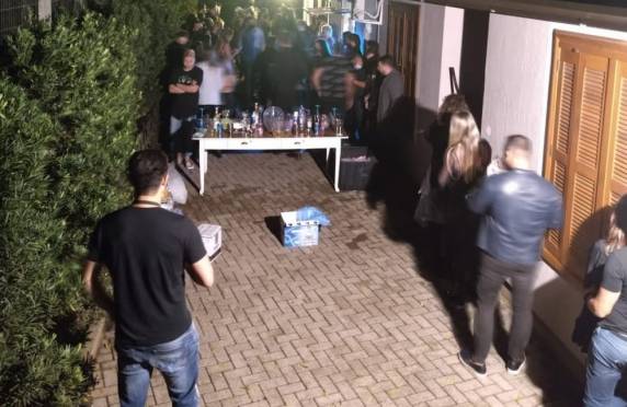 Fiscalização aconteceu em Gramado, Caxias do Sul e Flores da Cunha. Encontro de pessoas viola decretos que impõe o distanciamento social como ação contra o avanço da Covid-19