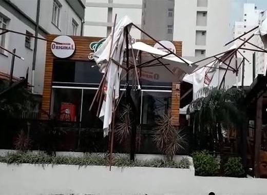 Temporal atingiu a cidade durante a manhã. Houve destelhamentos pontuais em imóveis, mas ninguém ficou desabrigado ou desalojado