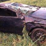 Carro sai da pista e capota por diversas vezes na ERS 585 em Erva Seco - foto 2