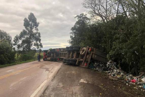 Caminhão tombou na pista; após perícia ser finalizada, trânsito está com fluxo intercalado