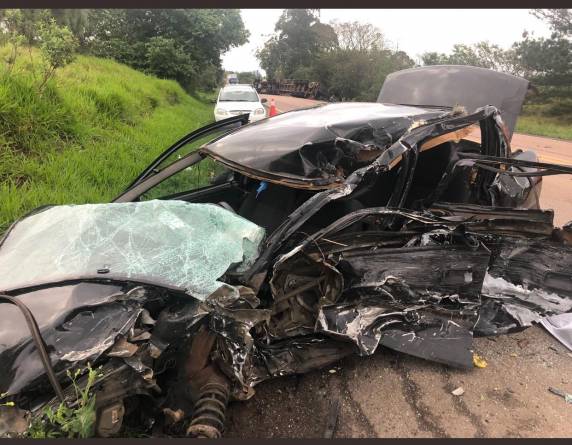 Caminhão tombou na pista; após perícia ser finalizada, trânsito está com fluxo intercalado