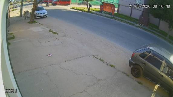 Juliana Bastos, de 41 anos, dirigia uma motocicleta quando foi atingida por uma van na semana passada. Segundo a polícia, o suspeito tem antecedentes por roubo e receptação