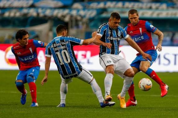 Tricolor marcou duas vezes no segundo tempo e foi a 10 pontos no Grupo E da competição