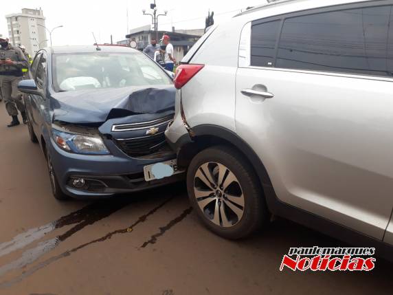 Engavetamento envolve três veículos em rótula no Centro de Três de Maio - foto 4