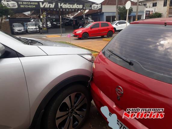 Engavetamento envolve três veículos em rótula no Centro de Três de Maio - foto 3