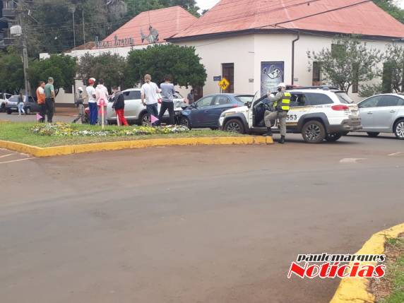 Engavetamento envolve três veículos em rótula no Centro de Três de Maio - foto 2