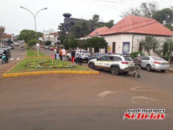 Engavetamento envolve três veículos em rótula no Centro de Três de Maio - foto 5