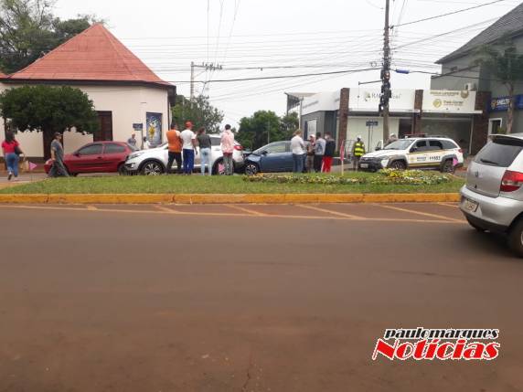 Engavetamento envolve três veículos em rótula no Centro de Três de Maio - foto 6