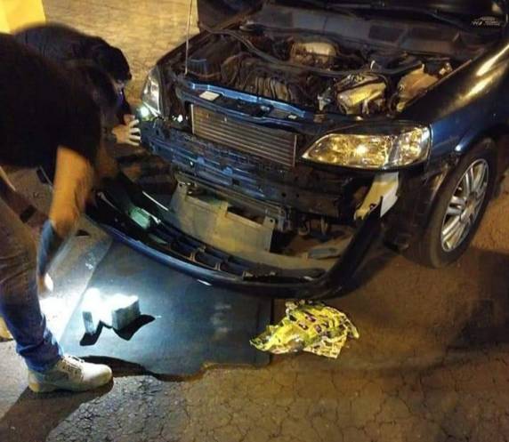A droga estava escondida no para-choque dianteiro do automóvel do indivíduo