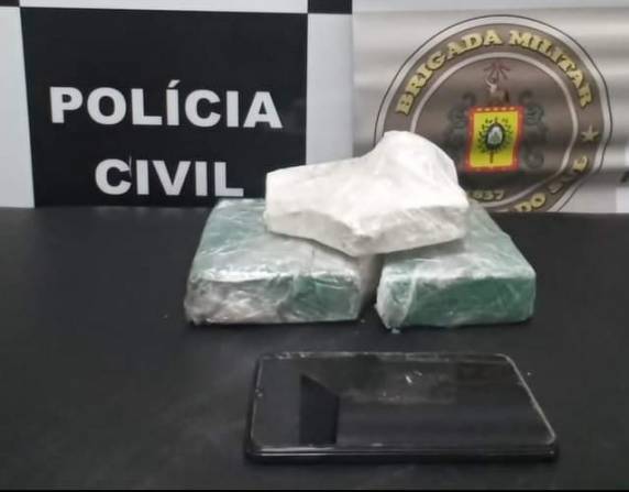 A droga estava escondida no para-choque dianteiro do automóvel do indivíduo