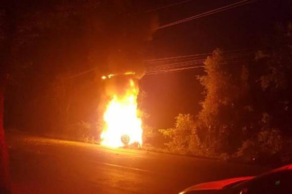 Depois de bater em poste veículo incendiou